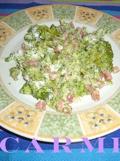 Una foto de Brocoli con jamón serrano y nata