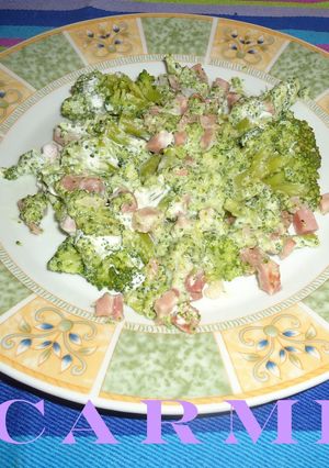 Una foto de Brocoli con jamón serrano y nata