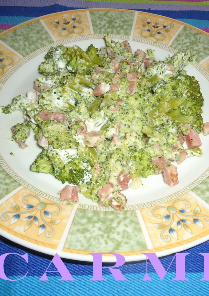 Una foto de Brocoli con jamón serrano y nata