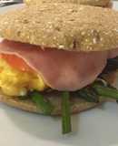 Sándwich de espárragos verdes y pavo