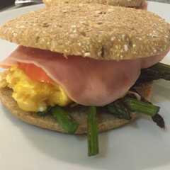 Una foto de Sándwich de espárragos verdes y pavo