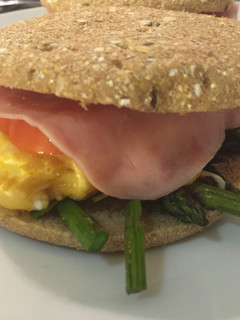Una foto de Sándwich de espárragos verdes y pavo