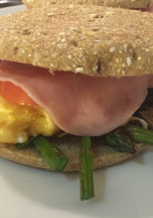 Una foto de Sándwich de espárragos verdes y pavo