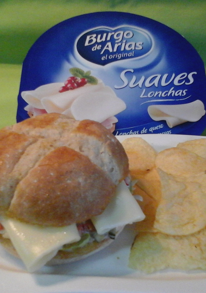 Una foto de Sándwich vegetal con queso 