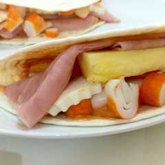 Una foto de Sándwich en pan de fajita con pavo un poco picante 
