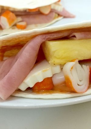 Una foto de Sándwich en pan de fajita con pavo un poco picante 