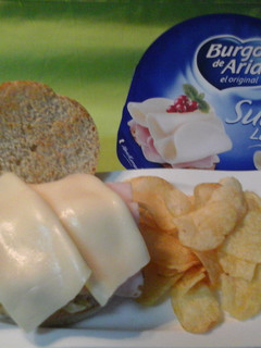 Una foto de Sándwich de pavo y queso
