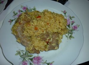 Una foto de Arroz amarillo con menudos de pollo
