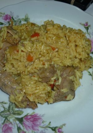 Una foto de Arroz amarillo con menudos de pollo