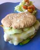 Sándwich de pollo con aguacate y pan de avena