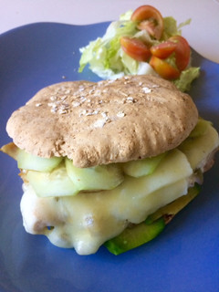 Una foto de Sándwich de pollo con aguacate y pan de avena