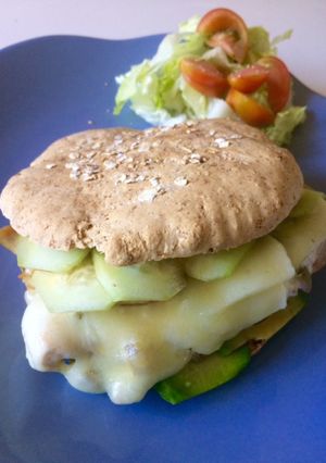 Una foto de Sándwich de pollo con aguacate y pan de avena
