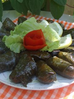Una foto de Dolmades yalanchi (rollitos rellenos de arroz)