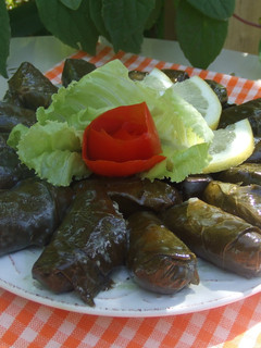 Una foto de Dolmades yalanchi (rollitos rellenos de arroz)