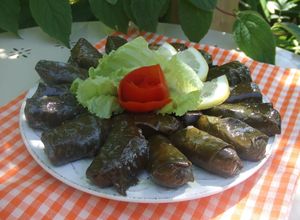 Foto principal de Dolmades yalanchi (rollitos rellenos de arroz)