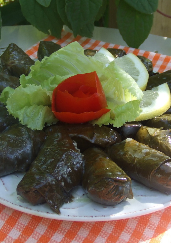 Una foto de Dolmades yalanchi (rollitos rellenos de arroz)