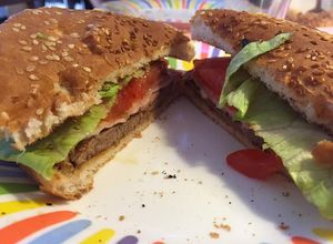 Una foto de Sándwich de Chivito Uruguayo