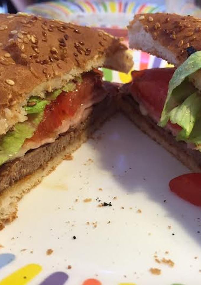 Una foto de Sándwich de Chivito Uruguayo