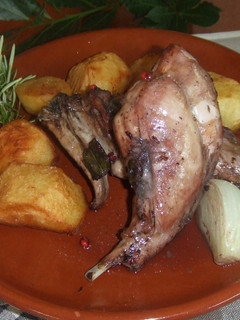 Una foto de Conejo asado a las hierbas con maceración de vino tinto