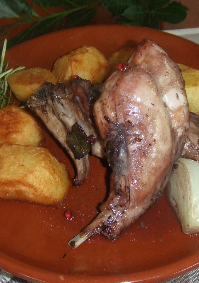 Una foto de Conejo asado a las hierbas con maceración de vino tinto 