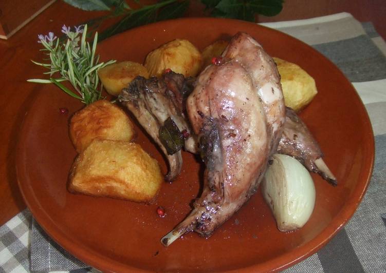 Conejo asado a las hierbas con maceración de vino tinto
