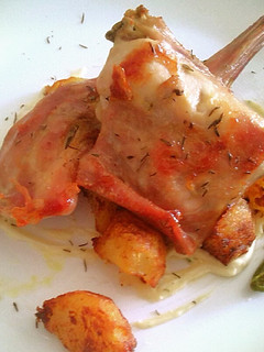 Una foto de Conejo al horno con allioli
