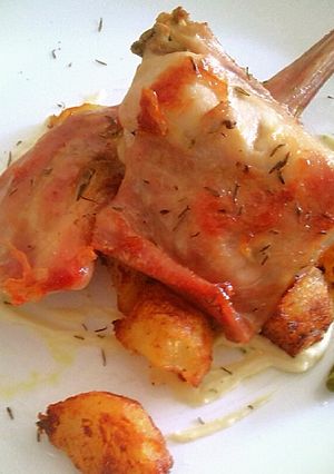 Una foto de Conejo al horno con allioli