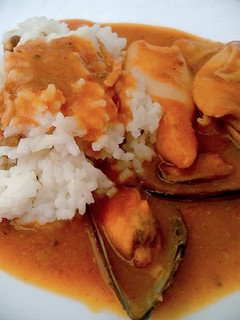 Una foto de Delicias del mar en salsa con guarnición de arroz