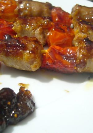 Una foto de Brochetas de butifarra con mermelada de higos