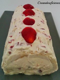 Una foto de Brazo de gitano con mascarpone, nata y fresas