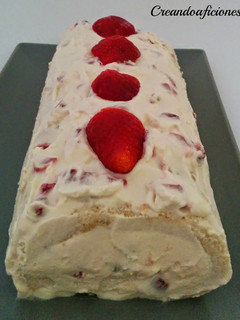 Una foto de Brazo de gitano con mascarpone, nata y fresas