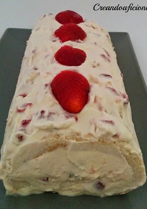 Una foto de Brazo de gitano con mascarpone, nata y fresas