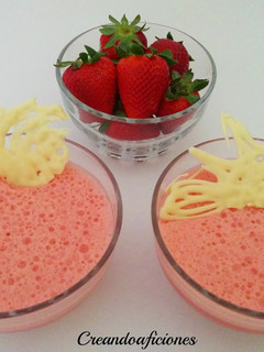 Una foto de Mousse de fresas fácil