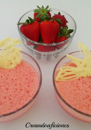 Una foto de Mousse de fresas fácil