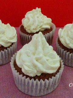 Una foto de Cupcake de chocolate y ganaché de chocolate blanco
