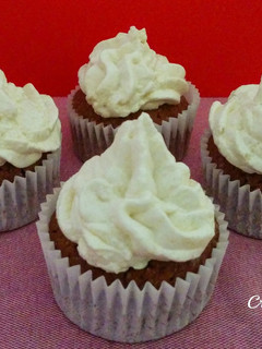 Una foto de Cupcake de chocolate y ganaché de chocolate blanco