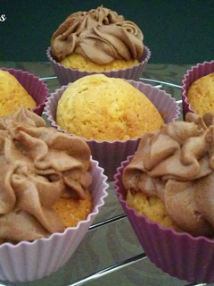 Una foto de Cupcakes de vainilla y buttercream de chocolate