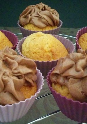 Una foto de Cupcakes de vainilla y buttercream de chocolate 