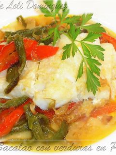 Una foto de Bacalao con verduras en papillote