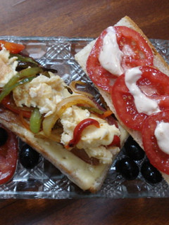 Una foto de Bocadillo con bacon, queso, huevo, verduras, tomate y olivas