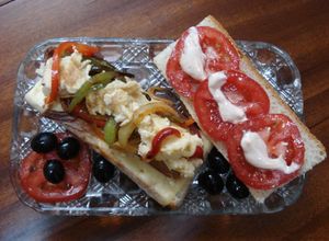 Foto principal de Bocadillo con bacon, queso, huevo, verduras, tomate y olivas