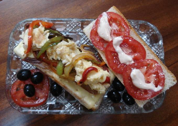 Foto principal de Bocadillo con bacon, queso, huevo, verduras, tomate y olivas