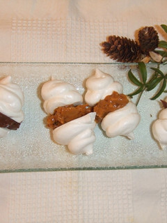 Una foto de Besitos rellenos de dulce de leche y chocolate