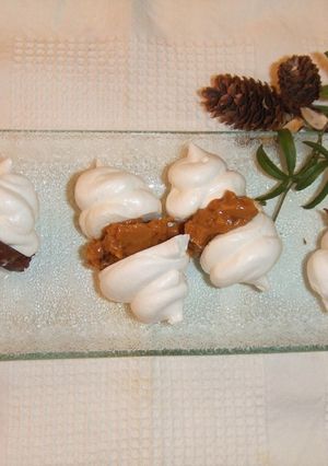Una foto de Besitos rellenos de dulce de leche y chocolate