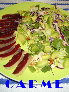 Una foto de Ensalada de jamón de pato y aguacate