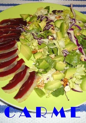 Una foto de Ensalada de jamón de pato y aguacate