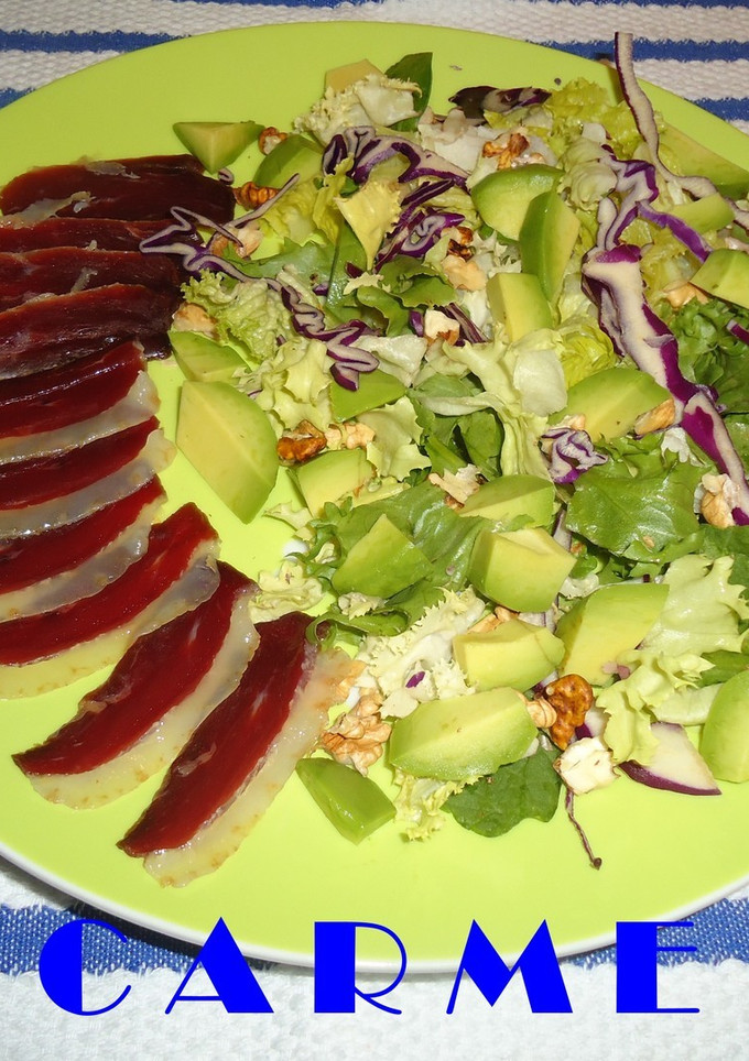 Una foto de Ensalada de jamón de pato y aguacate