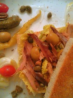 Una foto de Sandwich de melva con anchoas y aceitunas
