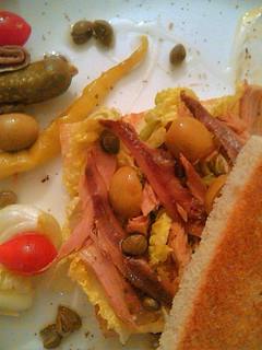 Una foto de Sandwich de melva con anchoas y aceitunas