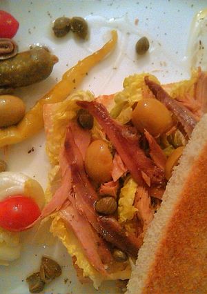 Una foto de Sandwich de melva con anchoas y aceitunas